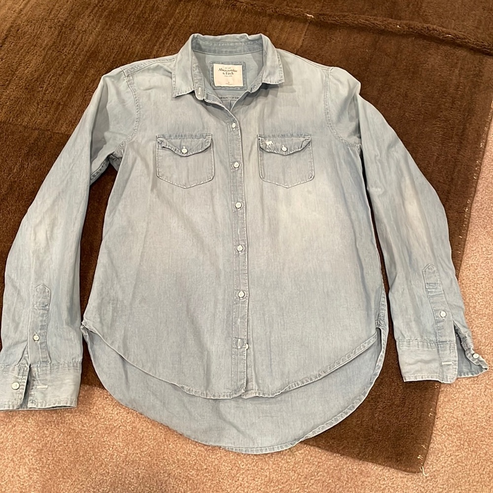 Lightly worn! Light blue faded Button Down size S